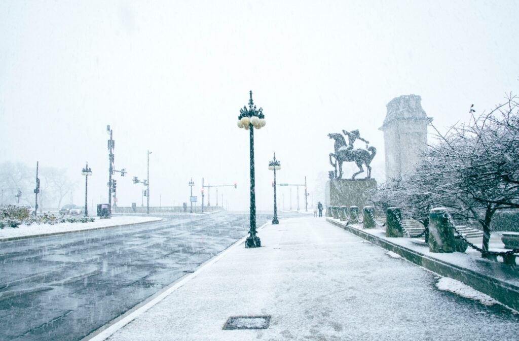 Trudne warunki atmosferyczne w Kościerzynie – marznący deszcz i lód na drogach paraliżują miasto